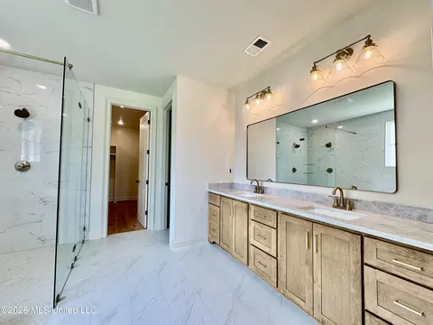 Bath - 302 Oakworth Dr, Hernando, MS 38632 photo 1 of 9