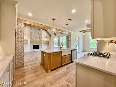 Kitchen - 302 Oakworth Dr, Hernando, MS 38632 photo 4 of 7