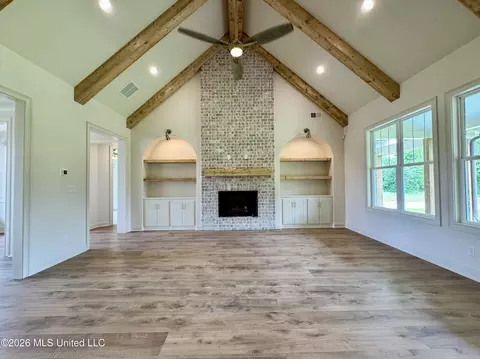 Living - 302 Oakworth Dr, Hernando, MS 38632 photo 4 of 6