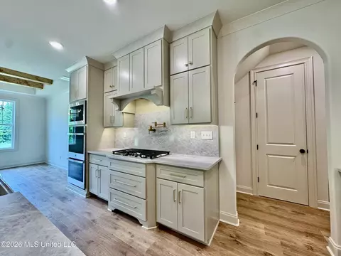 Kitchen - 302 Oakworth Dr, Hernando, MS 38632 photo 7 of 7