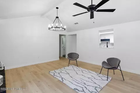 Living - 609 Briarcliff Cir, Jackson, MS 39212 photo 2 of 4