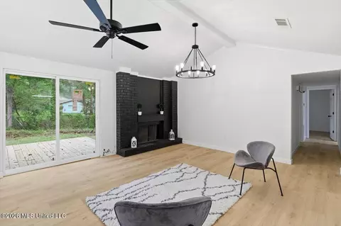 Living - 609 Briarcliff Cir, Jackson, MS 39212 photo 3 of 4