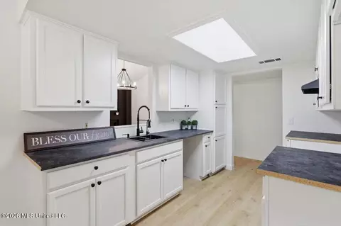 Kitchen - 609 Briarcliff Cir, Jackson, MS 39212 photo 2 of 2