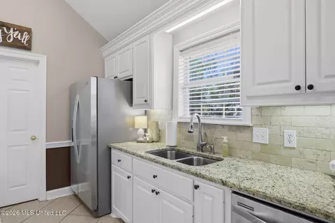 Kitchen - 451 Abbey Woods, Brandon, MS 39047 photo 2 of 3