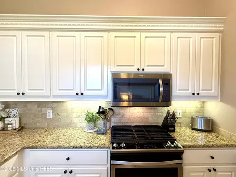 Kitchen - 451 Abbey Woods, Brandon, MS 39047 photo 5 of 6