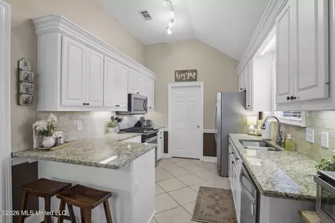 Kitchen - 451 Abbey Woods, Brandon, MS 39047 photo 1 of 3