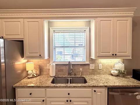 Kitchen - 451 Abbey Woods, Brandon, MS 39047 photo 4 of 6