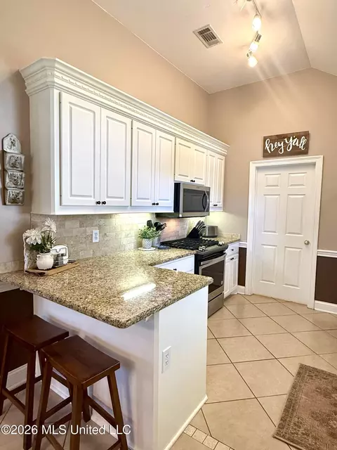 Kitchen - 451 Abbey Woods, Brandon, MS 39047 photo 2 of 6