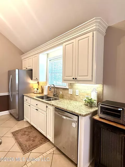 Kitchen - 451 Abbey Woods, Brandon, MS 39047 photo 3 of 6