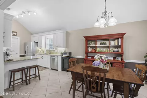 Dining - 451 Abbey Woods, Brandon, MS 39047 photo 3 of 4