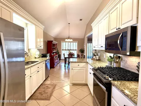 Kitchen - 451 Abbey Woods, Brandon, MS 39047 photo 6 of 6