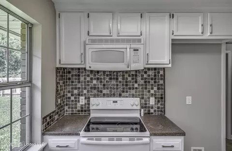 Kitchen - 663 Falcon Ln, Florence, MS 39073 photo 3 of 5