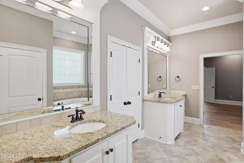 Bath - 317 Gladeview Pl, Brandon, MS 39047 photo 1 of 4