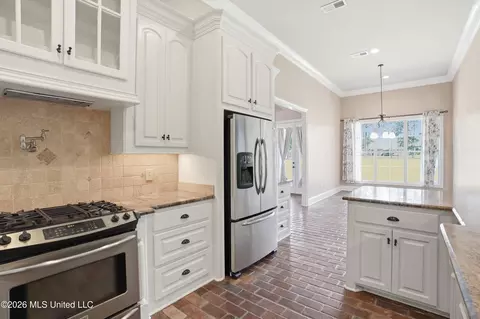 Kitchen - 317 Gladeview Pl, Brandon, MS 39047 photo 3 of 3