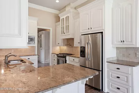 Kitchen - 317 Gladeview Pl, Brandon, MS 39047 photo 2 of 3