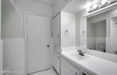 Bath - 2051 Meadowbrook Rd, Jackson, MS 39211 photo 1 of 6