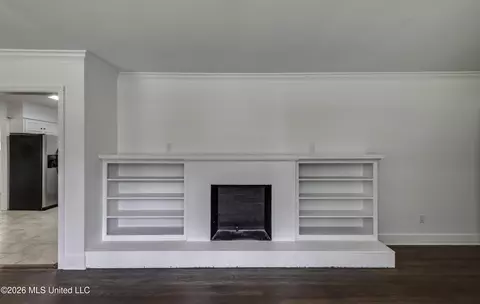 Living - 2051 Meadowbrook Rd, Jackson, MS 39211 photo 4 of 8