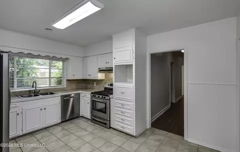 Entry Way - 2051 Meadowbrook Rd, Jackson, MS 39211 photo 1 of 2