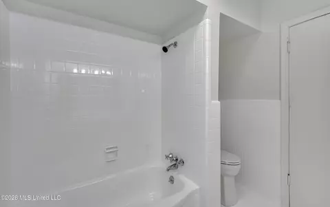 Bath - 2051 Meadowbrook Rd, Jackson, MS 39211 photo 2 of 6