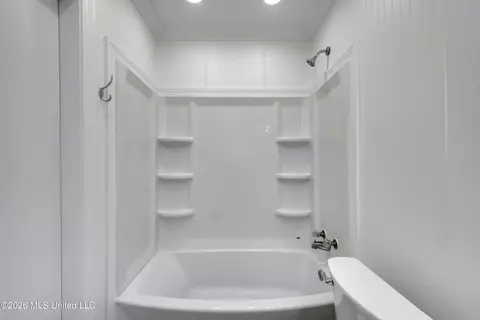 Bath - 2051 Meadowbrook Rd, Jackson, MS 39211 photo 5 of 6