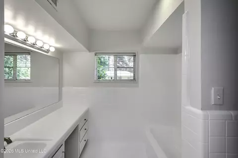 Bath - 2051 Meadowbrook Rd, Jackson, MS 39211 photo 3 of 6