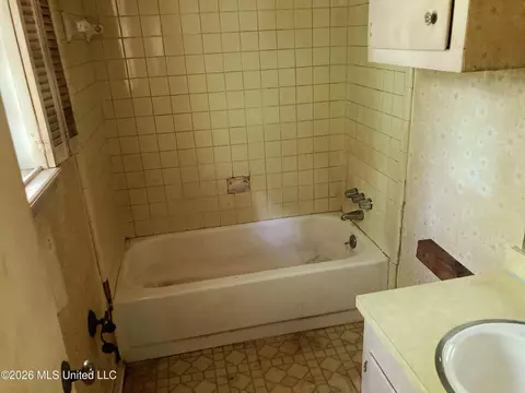 Bath - 539 Cedarhurst Rd, Jackson, MS 39206 photo 1 of 2