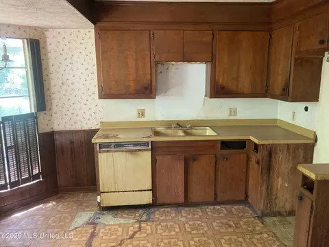 Kitchen - 539 Cedarhurst Rd, Jackson, MS 39206 photo 1 of 1