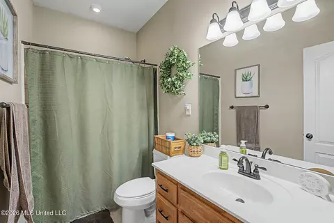 Bath - 1409 Monteith Ave, Hernando, MS 38632 photo 3 of 4