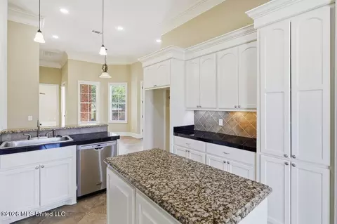 Kitchen - 100 Grandeur Dr, Brandon, MS 39042 photo 2 of 4