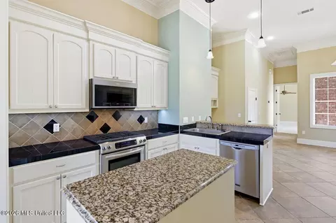 Kitchen - 100 Grandeur Dr, Brandon, MS 39042 photo 3 of 4