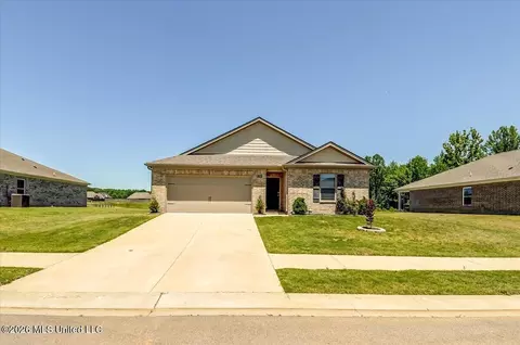 5268 Alpine Dr, Horn Lake, MS 38637