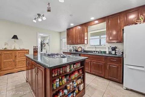 Kitchen - 3925 Dantzler St, Moss Point, MS 39563 photo 4 of 5