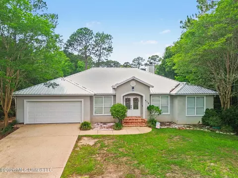 515 Royal Oak Dr, Pass Christian, MS 39571