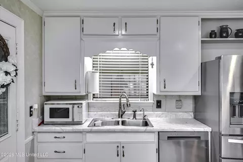 Kitchen - 478 Holifield Cir, Brandon, MS 39042 photo 3 of 7