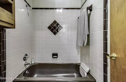 Bath - 478 Holifield Cir, Brandon, MS 39042 photo 3 of 5