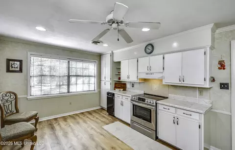 Kitchen - 478 Holifield Cir, Brandon, MS 39042 photo 6 of 7