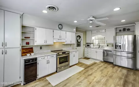 Kitchen - 478 Holifield Cir, Brandon, MS 39042 photo 5 of 7