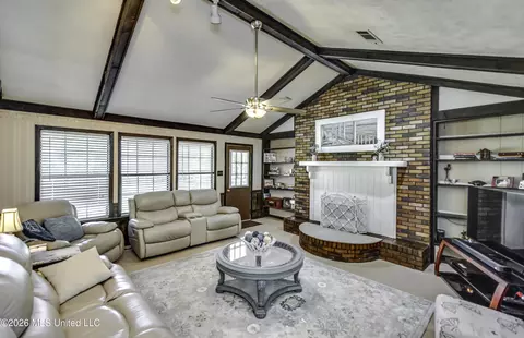 Living - 478 Holifield Cir, Brandon, MS 39042 photo 2 of 4