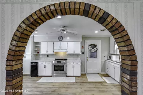 Kitchen - 478 Holifield Cir, Brandon, MS 39042 photo 7 of 7