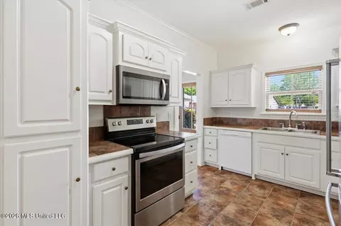 Kitchen - 1210 Coachlight Cv, Brandon, MS 39042 photo 1 of 2