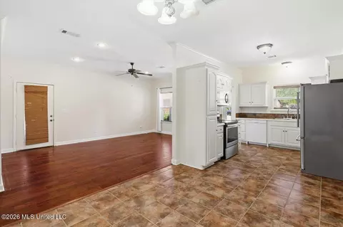 Entry Way - 1210 Coachlight Cv, Brandon, MS 39042 photo 2 of 3
