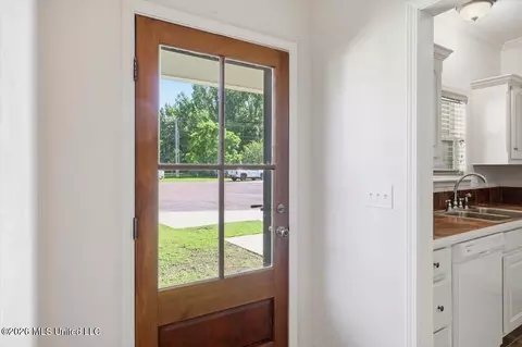 Entry Way - 1210 Coachlight Cv, Brandon, MS 39042 photo 3 of 3
