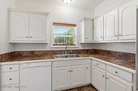 Kitchen - 1210 Coachlight Cv, Brandon, MS 39042 photo 2 of 2