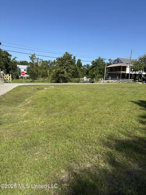 105 Gulf Dr, Waveland, MS 39576