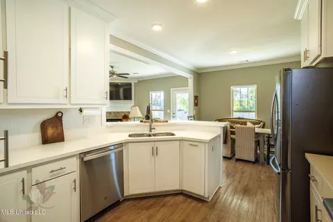 Kitchen - 862 Long Leaf Cir, Brandon, MS 39042 photo 2 of 2