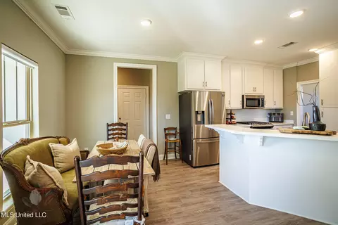 Dining - 862 Long Leaf Cir, Brandon, MS 39042 photo 1 of 2