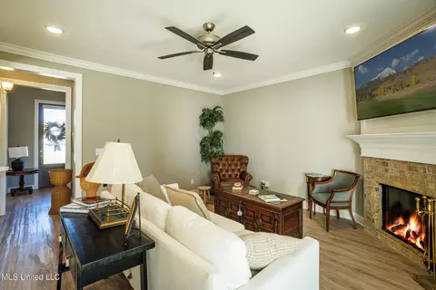 Living - 862 Long Leaf Cir, Brandon, MS 39042 photo 2 of 2
