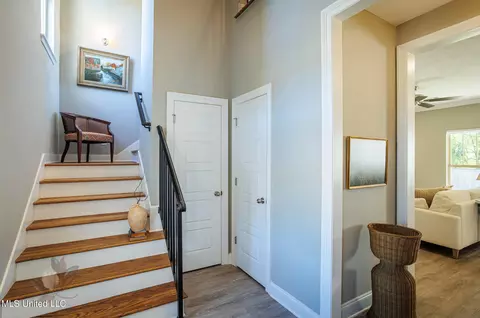 Entry Way - 862 Long Leaf Cir, Brandon, MS 39042 photo 1 of 6
