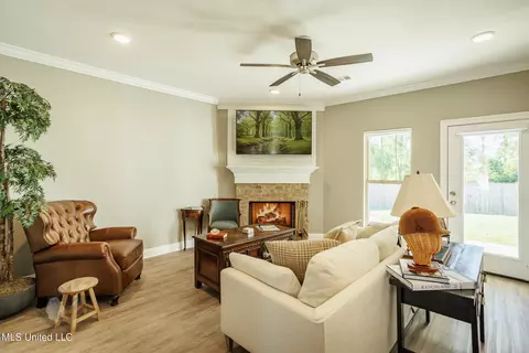 Living - 862 Long Leaf Cir, Brandon, MS 39042 photo 1 of 2