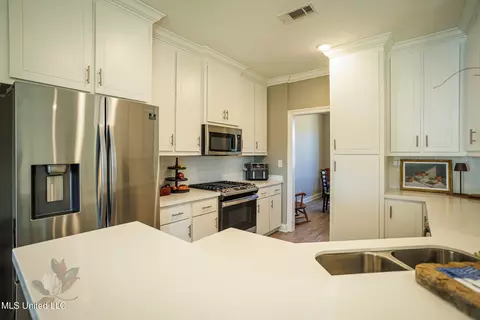 Kitchen - 862 Long Leaf Cir, Brandon, MS 39042 photo 1 of 2